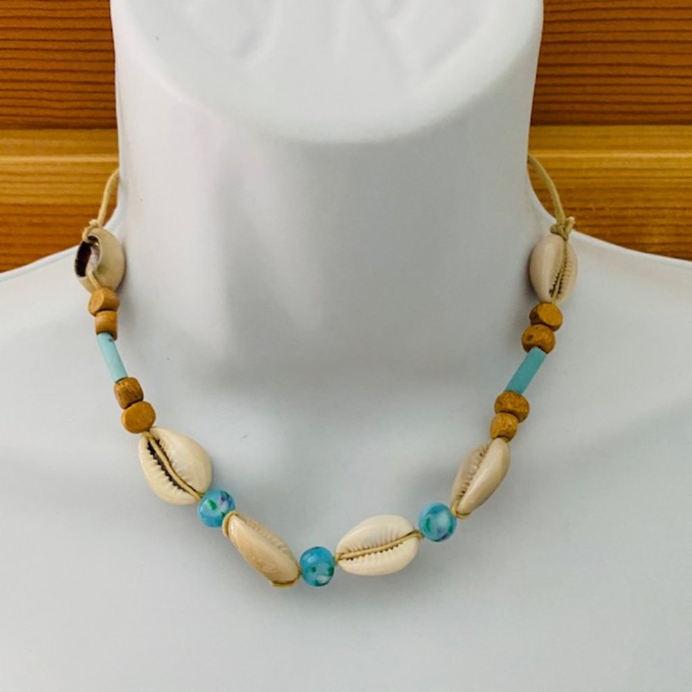 6/$16 NWOT Shell Tied Choker necklace